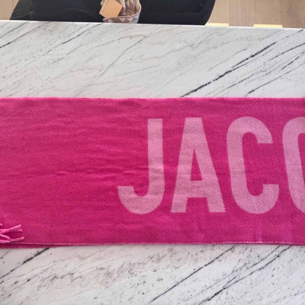 The Jacquemus scarf - Picture 3 of 6